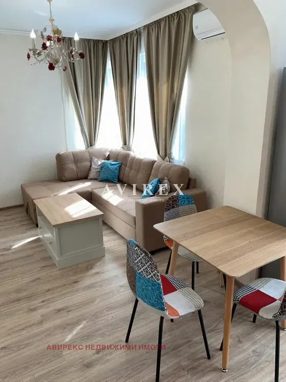 Dnevni boravak; moderan stil, prirodna svjetlost, drveni pod