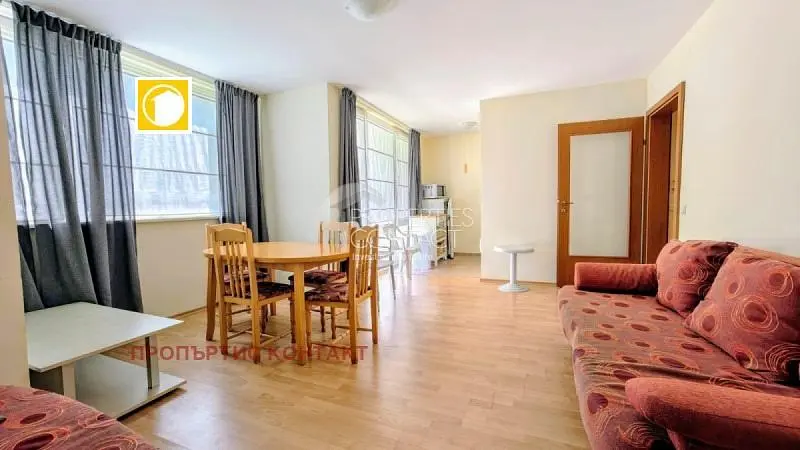 غرفة معيشة; ضوء طبيعي, أرضية خشبية