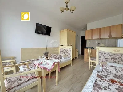 Ložnice; dřevěná podlaha, rustikální styl