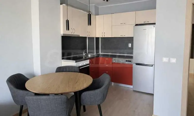 Cucina; elettrodomestici, pavimento in legno, luce naturale