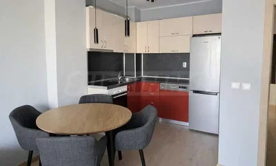Cucina; elettrodomestici, pavimento in legno, luce naturale