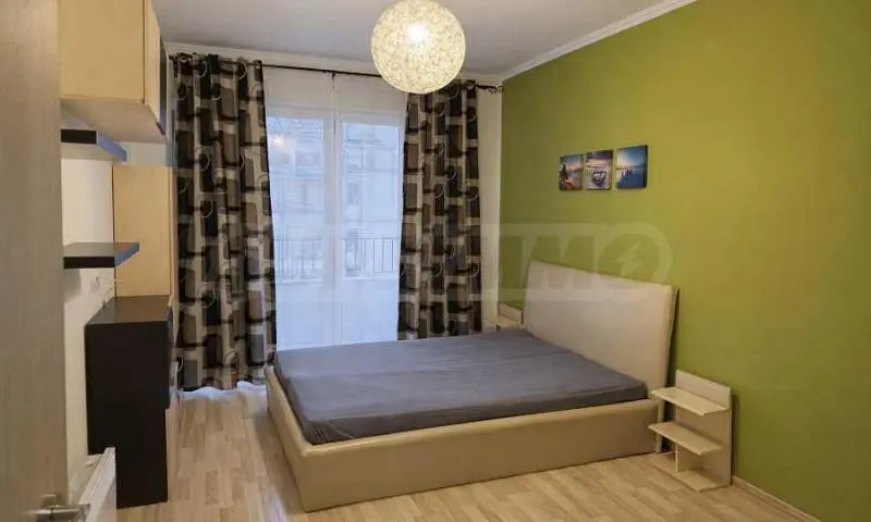 Camera da letto; pavimento in legno, luce naturale