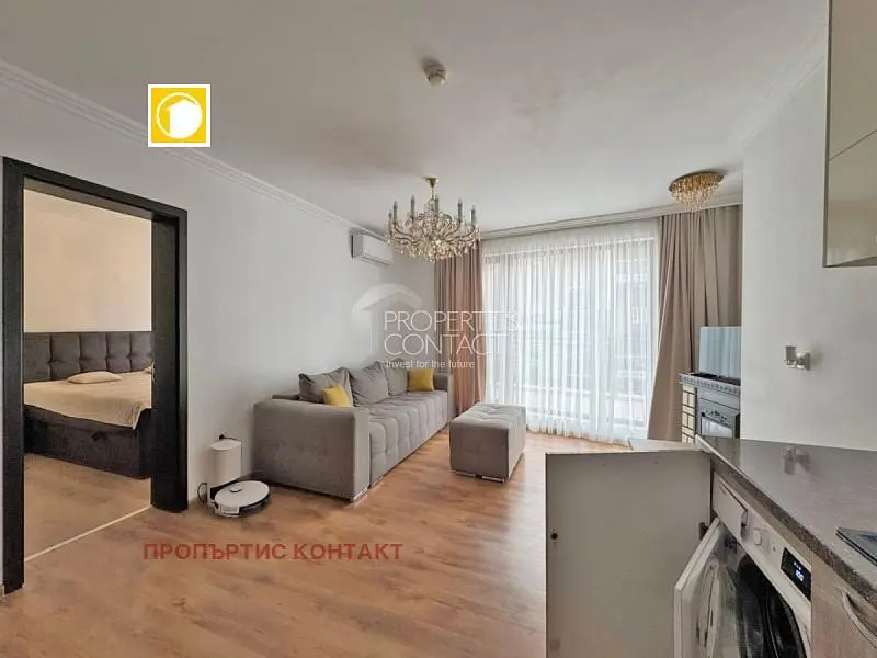 Dnevni boravak; pogled, kućanski aparati, prirodna svjetlost, moderan stil