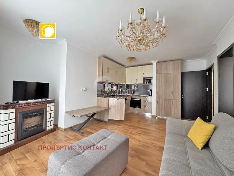 Dnevni boravak; kamin, moderan stil