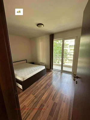 Camera da letto; pavimento in legno, luce naturale, vista