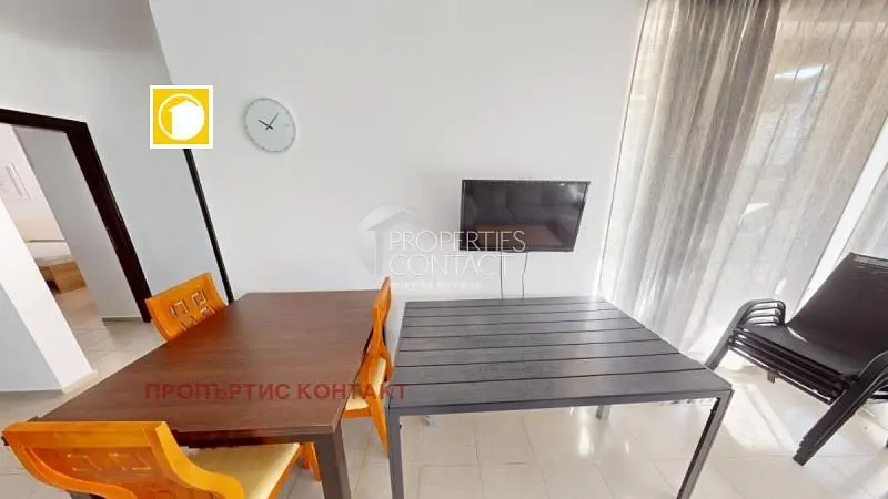 Obývací pokoj; dlažba, přirozené světlo