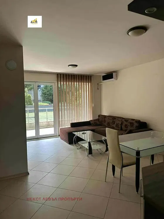 Soggiorno; pavimento in piastrelle, vista, luce naturale