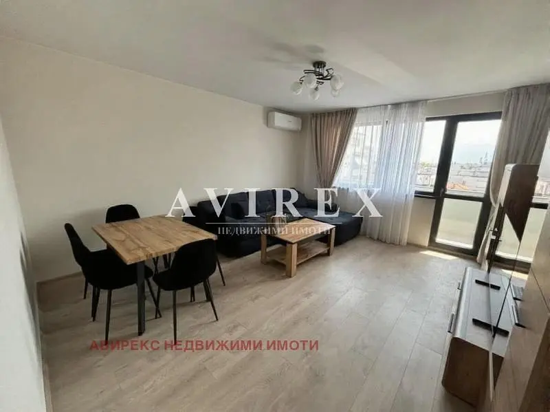 Soggiorno; pavimento in legno, luce naturale, stile moderno