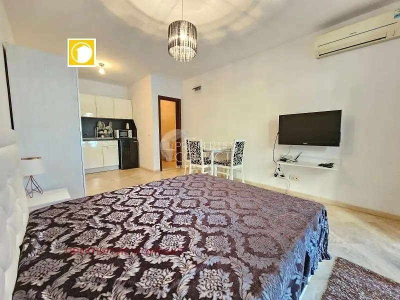 Ložnice; přirozené světlo, moderní styl