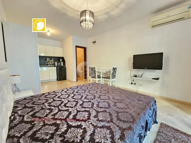 Ložnice; přirozené světlo, moderní styl