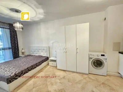 Ložnice; dřevěná podlaha, dlažba, přirozené světlo