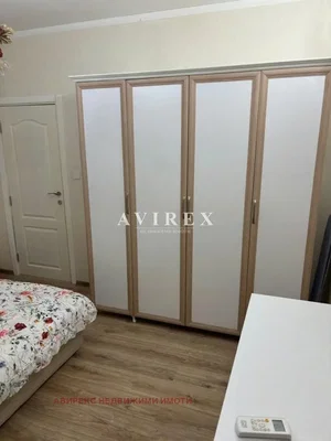 Spavaća soba; drveni pod, prirodna svjetlost, moderan stil