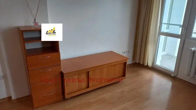 Dnevni boravak; drveni pod, prirodna svjetlost, moderan stil