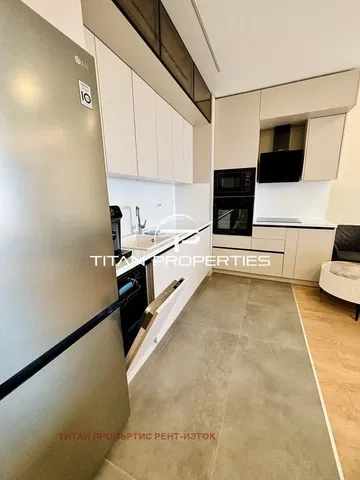 Cucina; elettrodomestici, pavimento in piastrelle, ristrutturato, luce naturale, stile moderno