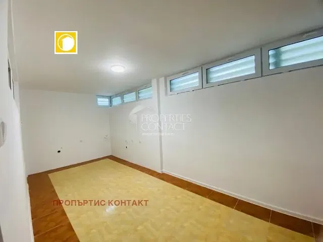 Outro; chão de azulejo, luz natural