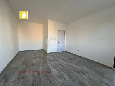 Ostatní; dřevěná podlaha, přirozené světlo