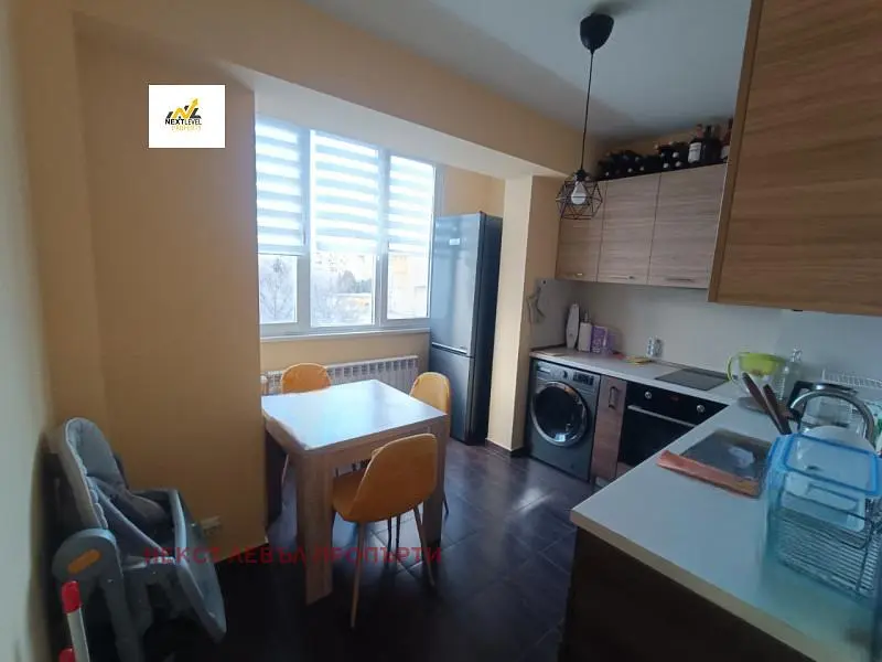 Cucina; elettrodomestici, pavimento in piastrelle