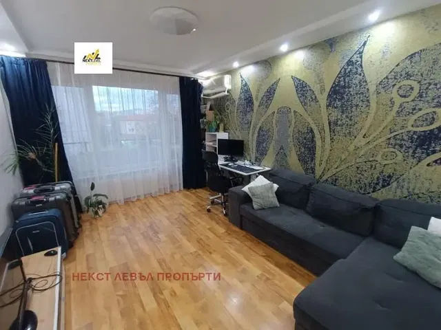 Soggiorno; pavimento in legno, luce naturale