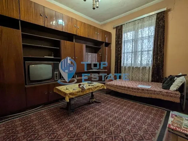 Obývací pokoj; dřevěná podlaha, rustikální styl, přirozené světlo