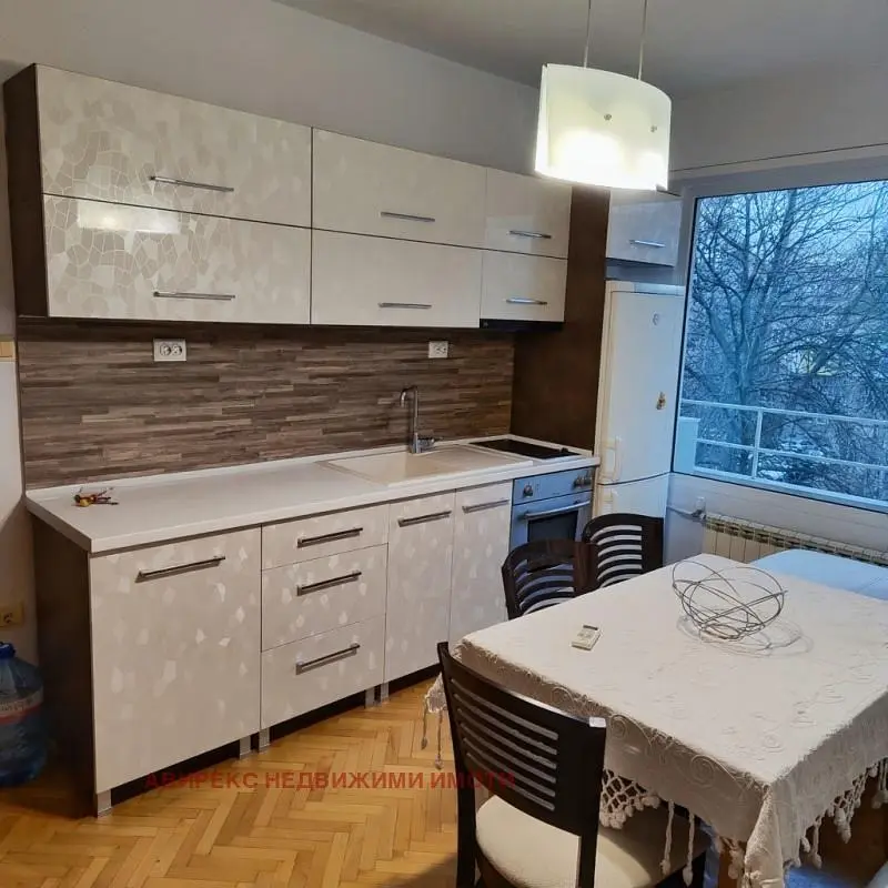 Kuhinja; pogled, drveni pod, prirodna svjetlost