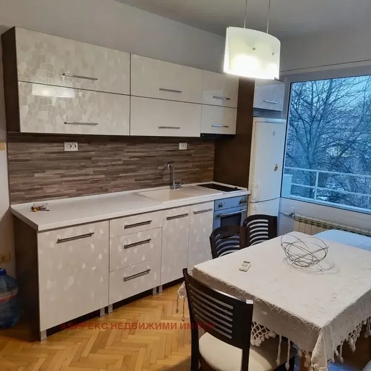 Kuhinja; pogled, drveni pod, prirodna svjetlost