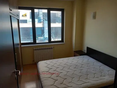 Ložnice; dřevěná podlaha, přirozené světlo