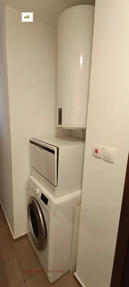 Guardaroba; elettrodomestici, pavimento in piastrelle