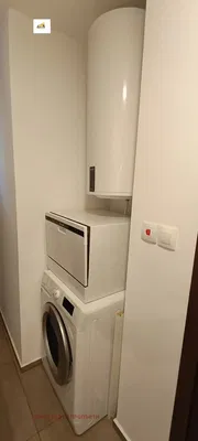 Guardaroba; elettrodomestici, pavimento in piastrelle