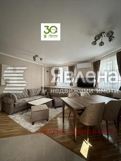 Soggiorno; pavimento in legno, luce naturale, stile moderno