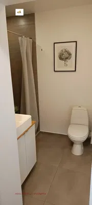 Toilette; pavimento in piastrelle, ristrutturato, luce naturale