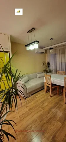 Soggiorno; pavimento in legno, luce naturale