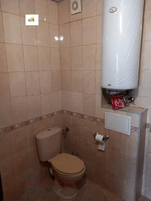 Toaleta; dlažba, ohřívač vody