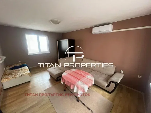 Soggiorno; luce naturale, pavimento in legno