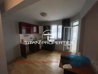 Kuhinja; kućanski aparati, drveni pod, prirodna svjetlost