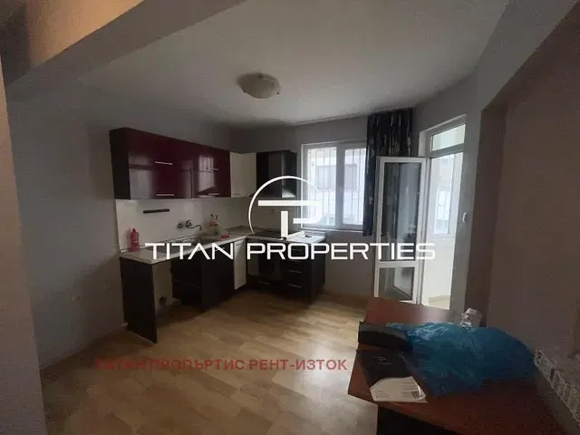 Cucina; elettrodomestici, pavimento in legno, luce naturale