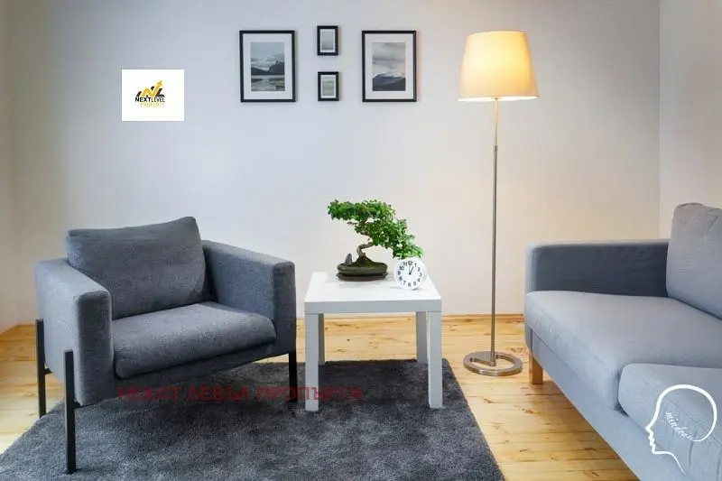 Soggiorno; pavimento in legno, luce naturale, stile moderno