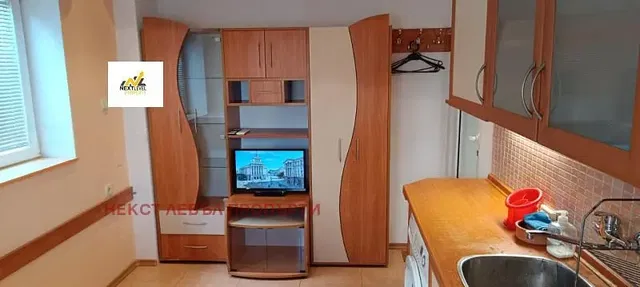 Cucina; elettrodomestici, pavimento in piastrelle