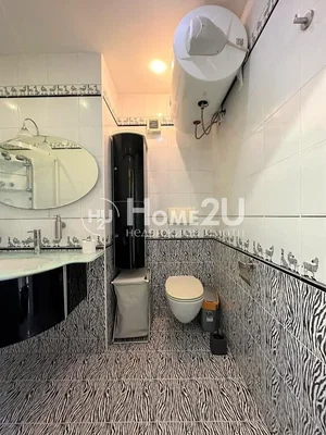 Toilette; pavimento in piastrelle, scaldabagno