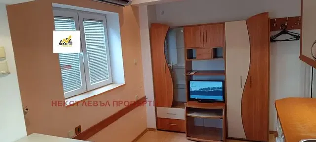 Camera da letto; pavimento in legno, stile moderno