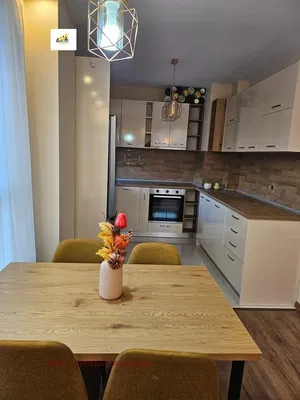 Kuhinja; kućanski aparati, prirodna svjetlost, moderan stil