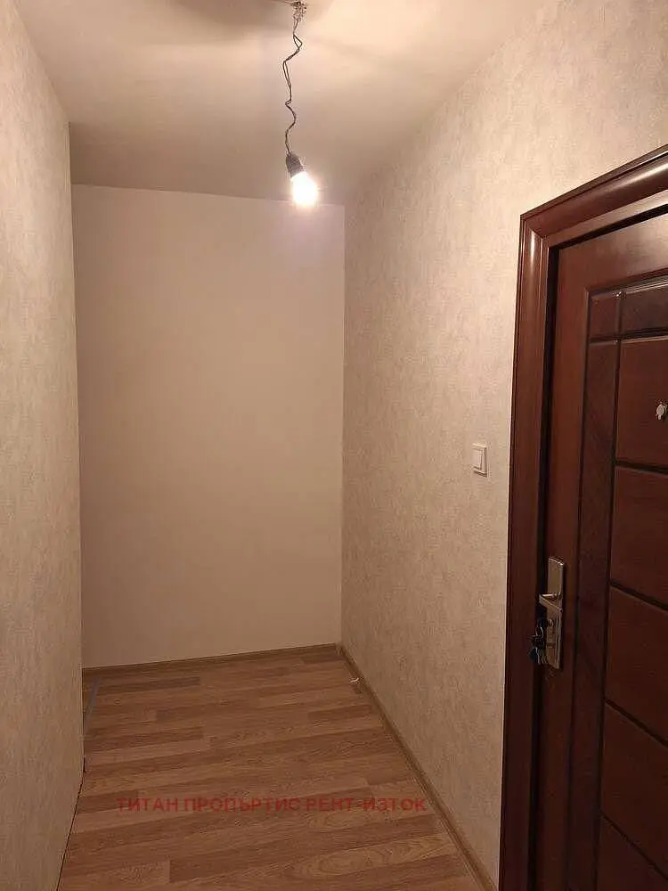 Camera; pavimento in legno, luce naturale