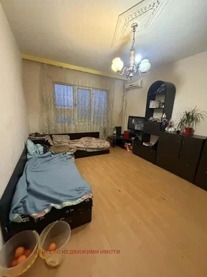 Спаваћа соба; дрвени под, потребна реновација, природно светло
