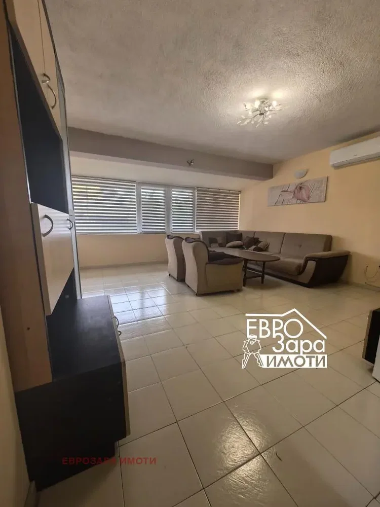 Obývací pokoj; dlažba, přirozené světlo