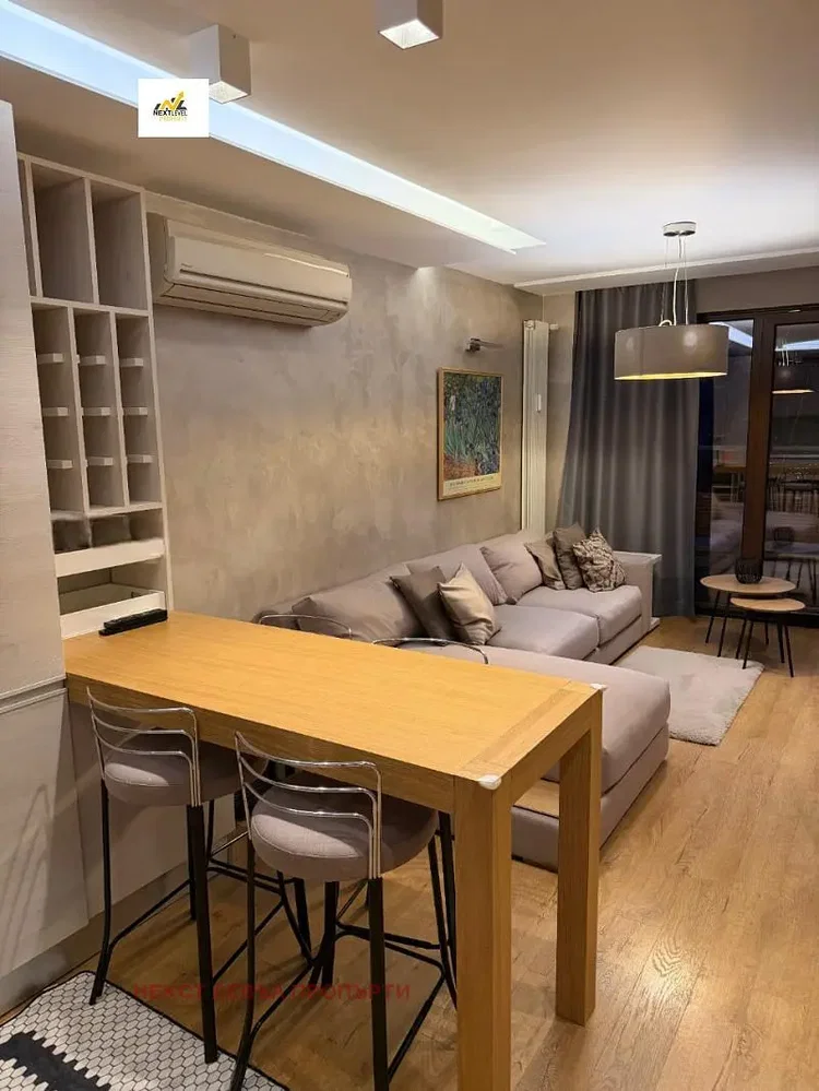 Soggiorno; stile moderno, luce naturale, pavimento in legno