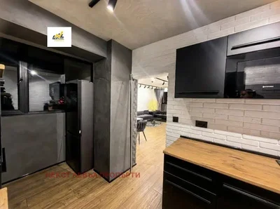 Kuhinja; kućanski aparati, drveni pod, moderan stil