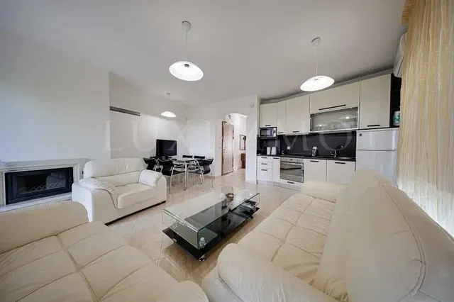 Wohnzimmer; kamin, moderner stil, fliesenboden, küchengeräte, tageslicht