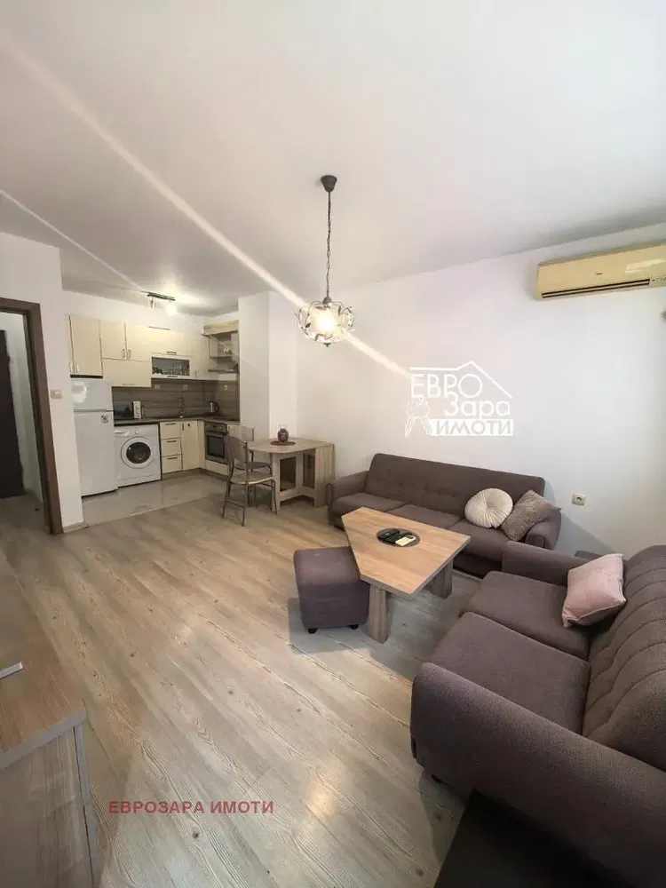 Soggiorno; pavimento in legno, luce naturale, stile moderno