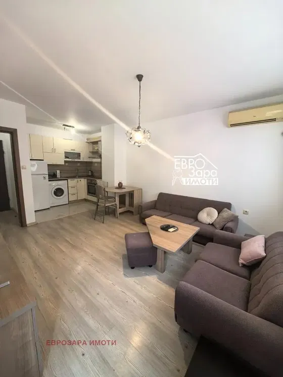 Soggiorno; pavimento in legno, luce naturale, stile moderno