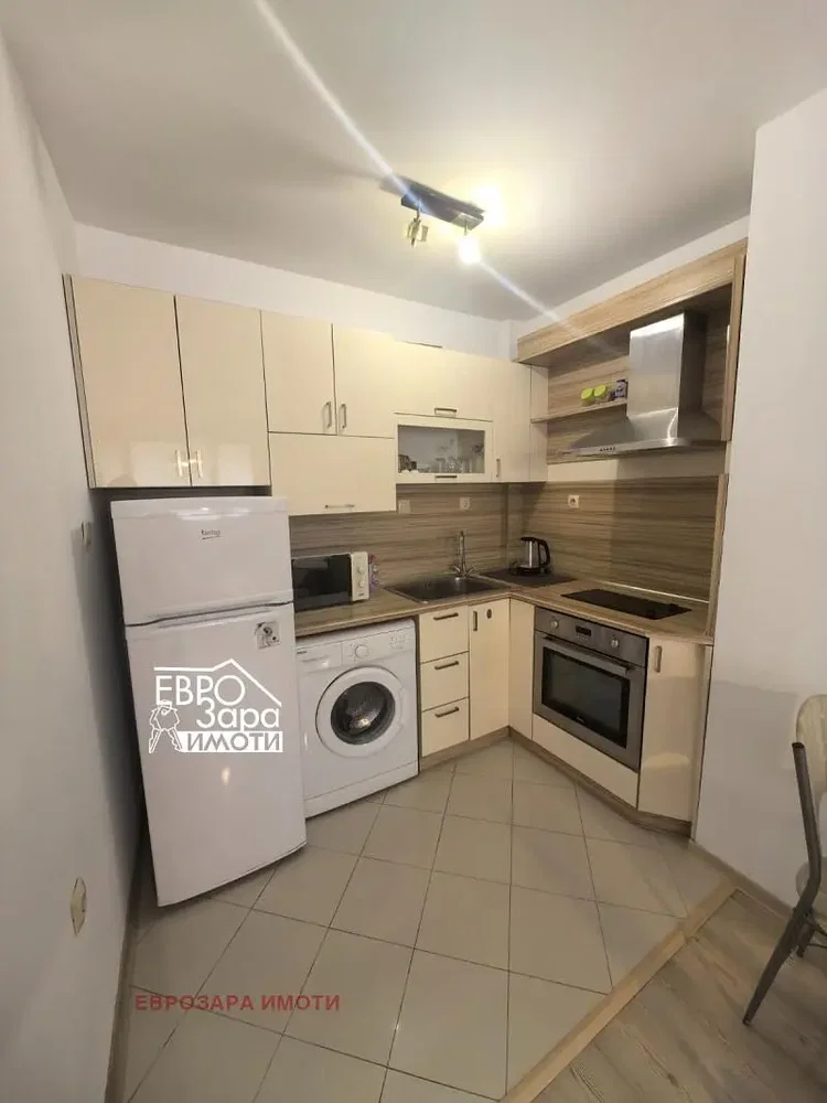 Cucina; elettrodomestici, pavimento in piastrelle