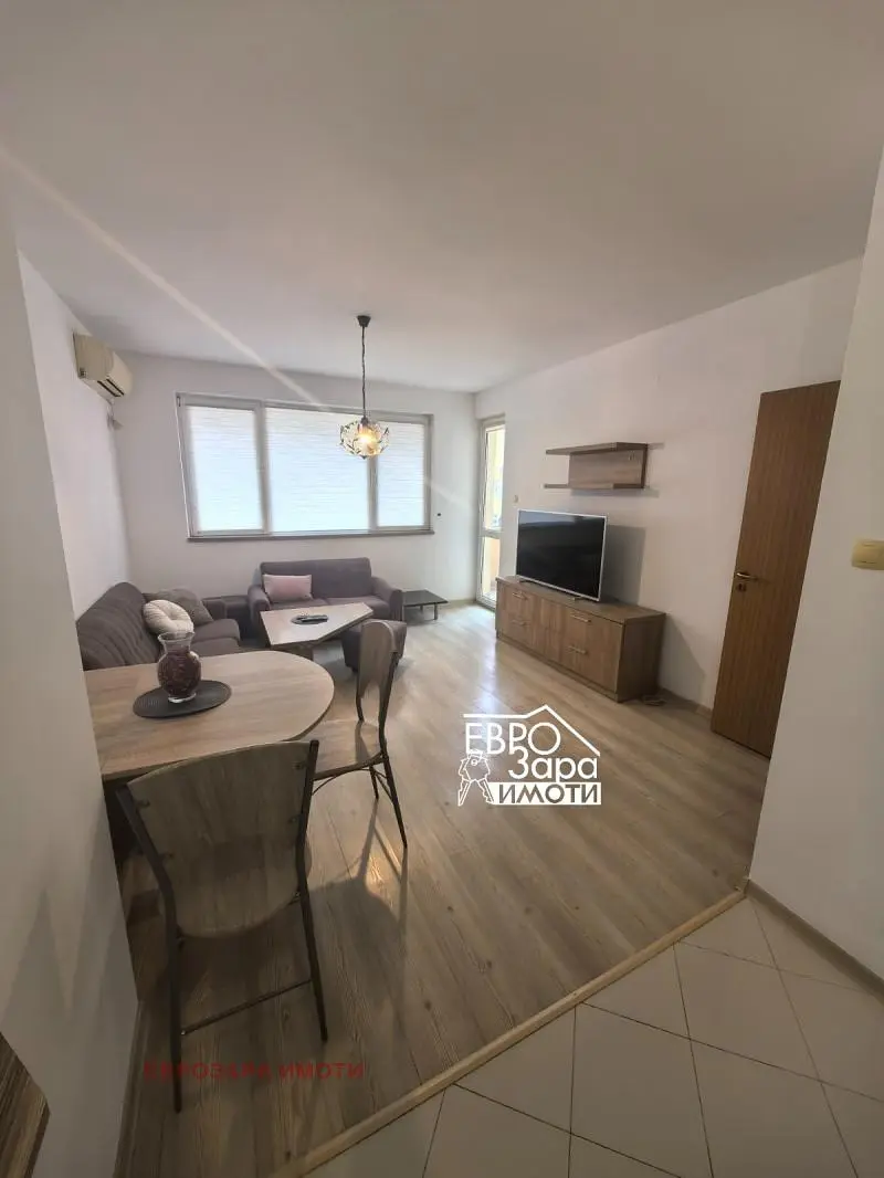 Soggiorno; luce naturale, pavimento in piastrelle, pavimento in legno